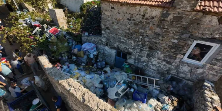 Kötü kokuların yayıldığı çöp evden 5 ton çöp çıkarıldı