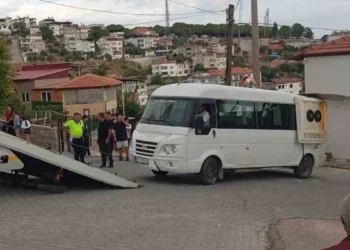 Muğla’da El Freni Boşalan Minibüs Garaja Çarptı! 4 Öğrenci Yaralandı