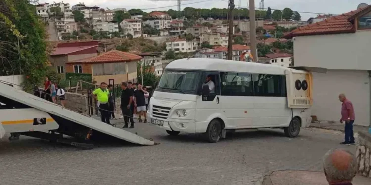 Muğla’da El Freni Boşalan Minibüs Garaja Çarptı! 4 Öğrenci Yaralandı