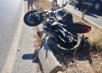 Refüje çarpan motosikletli genç hayatını kaybetti