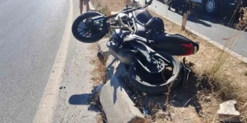 Refüje çarpan motosikletli genç hayatını kaybetti