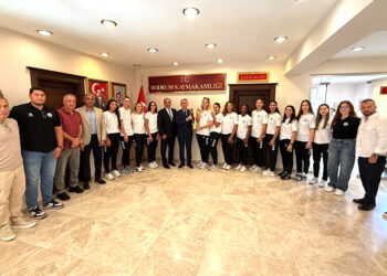 YALIKAVAKSPOR KUPA SEVİNCİNİ BODRUM KAYMAKAMI ALİ SIRMALI İLE PAYLAŞTI