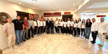 YALIKAVAKSPOR KUPA SEVİNCİNİ BODRUM KAYMAKAMI ALİ SIRMALI İLE PAYLAŞTI