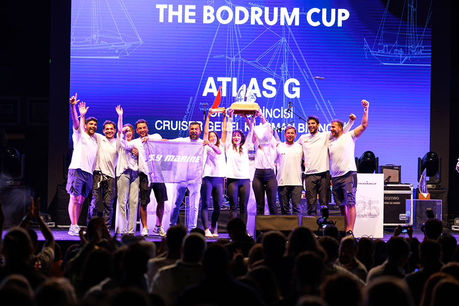The Bodrum Cup'ta kupa kaldıran Atlas G takımı.