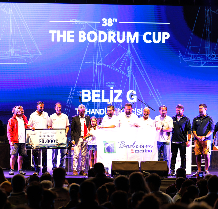 38. Bodrum Kupası ödül töreni ve kazanan ekip sahnede.