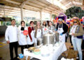 Slow Food Bodrum etkinliğinde yemek dağıtan gülümseyen grup.