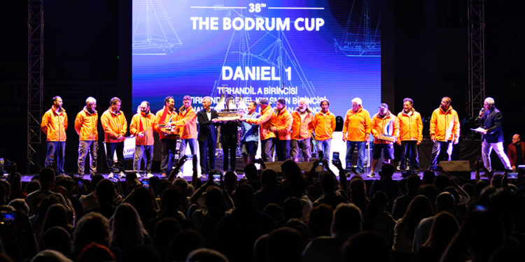 38. Bodrum Kupası ödül töreninde sahnede kupa alan ekip.