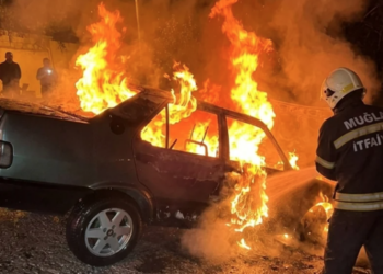 Bodrum’da elektrik direğine çarptı alev alev yandı