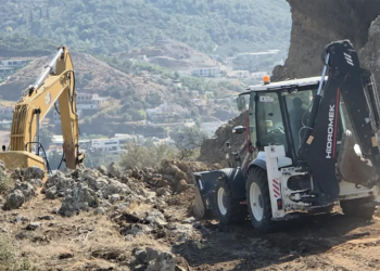 İnşaat Yasağı Bitmeden Kepçe Vuruldu: Bodrum Gökçebel’deki Kayalık Tepede Neler Oluyor?