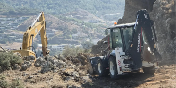İnşaat Yasağı Bitmeden Kepçe Vuruldu: Bodrum Gökçebel’deki Kayalık Tepede Neler Oluyor?