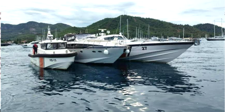 LÜKS MOTOR YATLA GÖÇMEN KAÇAKÇILIĞI! 29 DÜZENSİZ GÖÇMEN YAKALANDI