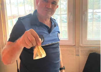 BÖYLE İNSANLAR HALA VAR… PAZARDA BİR KESE ALTIN BULDU, ZABITAYA TESLİM ETTİ