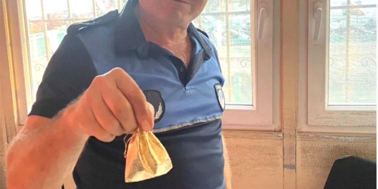 BÖYLE İNSANLAR HALA VAR… PAZARDA BİR KESE ALTIN BULDU, ZABITAYA TESLİM ETTİ
