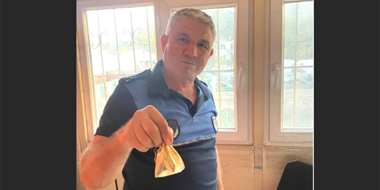 BÖYLE İNSANLAR HALA VAR… PAZARDA BİR KESE ALTIN BULDU, ZABITAYA TESLİM ETTİ