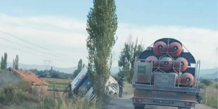 Muğla’da Maden Yüklü TIR Şarampole Devrildi
