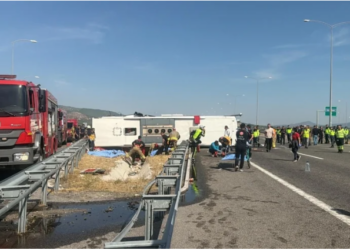 Tır ile Yolcu Otobüsü Çarpıştı , 11 Ölü