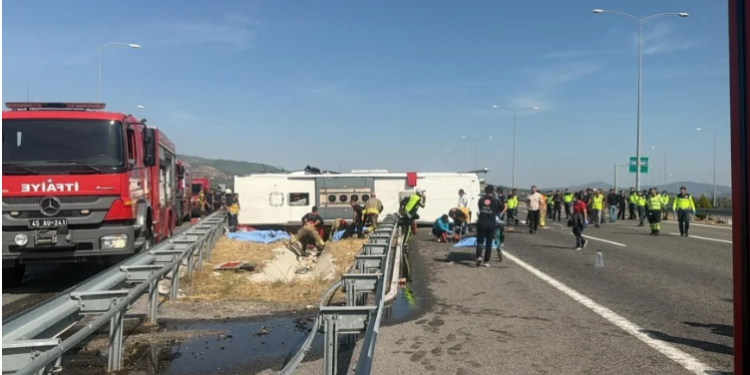 Tır ile Yolcu Otobüsü Çarpıştı , 11 Ölü
