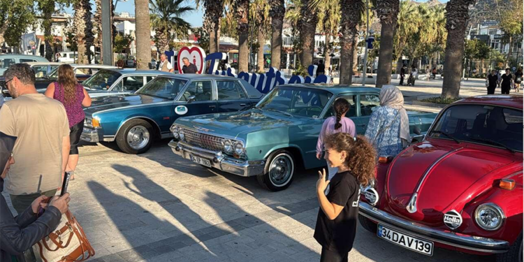 42 klasik otomobil Turgutreis Meydanı’nda buluştu