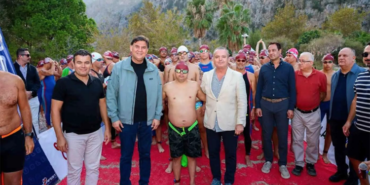 Fethiye’de bin 600 sporcu Ölüdeniz’e kulaç attı