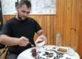 Acısız yaşayamıyor: Tatlıya bile pul biber atıp yiyor