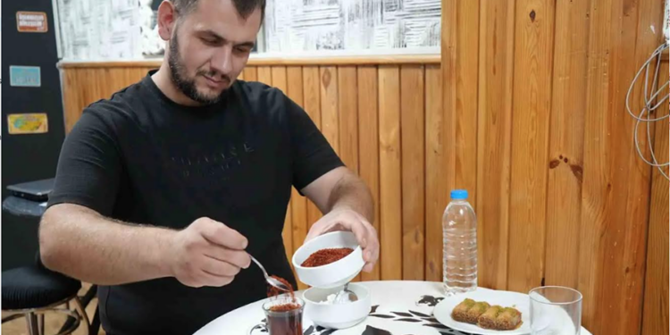 Acısız yaşayamıyor: Tatlıya bile pul biber atıp yiyor