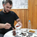 Acısız yaşayamıyor: Tatlıya bile pul biber atıp yiyor