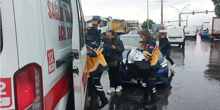 Hafriyat kamyonu otomobili karşı şeride savurdu! Anne ve bebek yaralı