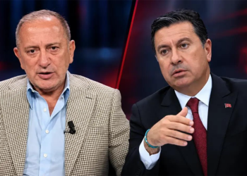 Fatih Altaylı ve bir konuk haber stüdyosunda yan yana.