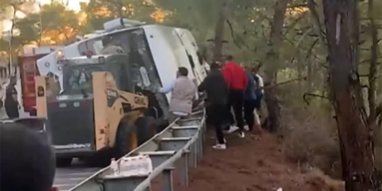 MARMARİS’TE D MARİS OTELİN PERSONEL SERVİSİ DEVRİLDİ: 14 YARALI