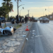 Yol kenarında kaza yapmış, yan yatmış beyaz bir motosiklet.