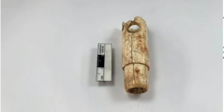 Antik kemik veya fildişinden yapılmış silindirik arkeolojik eser.