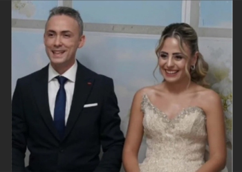 Gülümseyen mutlu gelin ve damat bir arada.