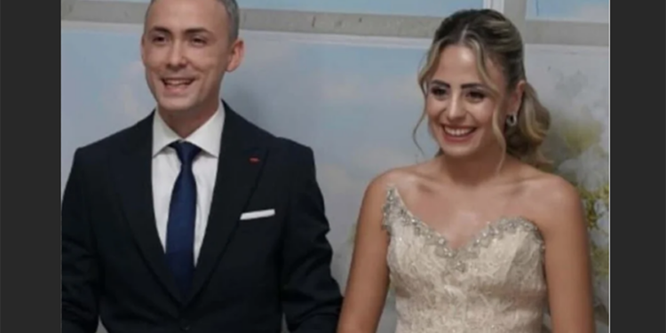Gülümseyen mutlu gelin ve damat bir arada.