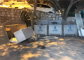 Sokak kenarında çöp konteynerleri ve atılmış eski mobilyalar.