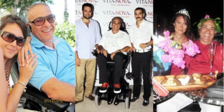 Tekerlekli sandalyedeki gülen bir adamın üç farklı fotoğraftan kolajı.