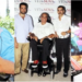 Tekerlekli sandalyedeki gülen bir adamın üç farklı fotoğraftan kolajı.