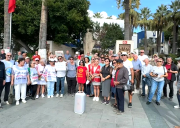 Bir meydanda toplanmış Birleşik Emekliler Sendikası üyeleri.