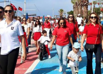 Turgutreis’te 29 Ekim Coşkusu: Uğur Okulları Öğrencileri Sokakları Kırmızı Beyaza Boyadı