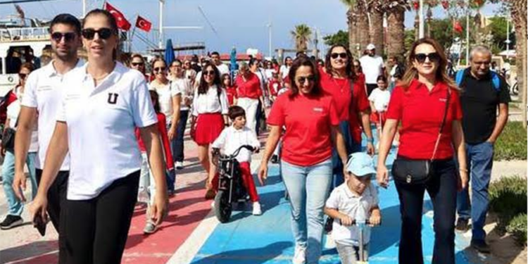 Turgutreis’te 29 Ekim Coşkusu: Uğur Okulları Öğrencileri Sokakları Kırmızı Beyaza Boyadı