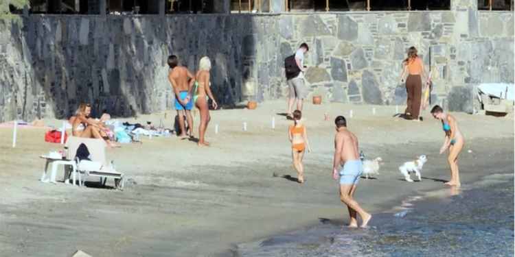 BODRUM’DA GÜNEŞLİ MOLA: TURİSTLER DENİZİN TADINI ÇIKARDI