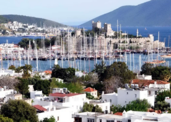 Bodrum Kalesi ve yat limanının genel manzarası.