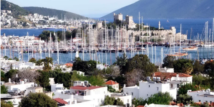 Bodrum Kalesi ve yat limanının genel manzarası.