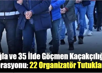Polis eşliğinde yürütülen göçmen kaçakçılığı operasyonundan bir kare.