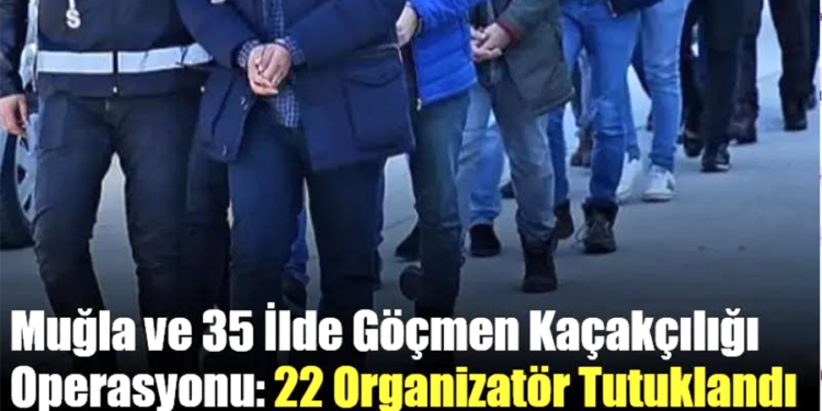 Polis eşliğinde yürütülen göçmen kaçakçılığı operasyonundan bir kare.