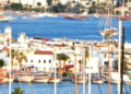 Bodrum'da beyaz evler ve teknelerle dolu liman manzarası.