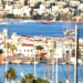 Bodrum'da beyaz evler ve teknelerle dolu liman manzarası.