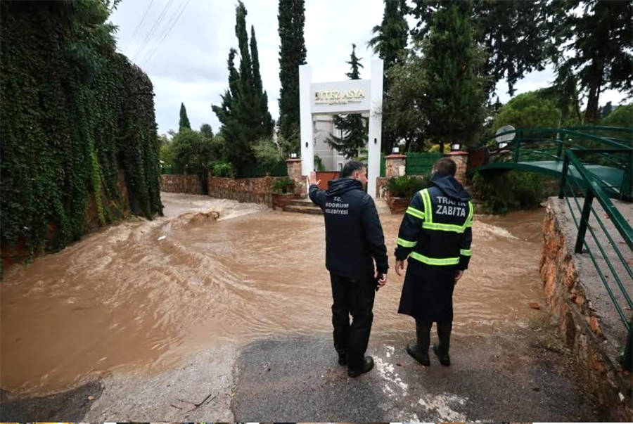 Bodrum'da sel sularını inceleyen belediye görevlileri.