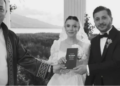 Aile cüzdanını tutan yeni evli çift ve nikah memuru.