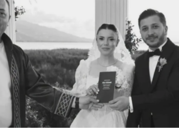 Aile cüzdanını tutan yeni evli çift ve nikah memuru.