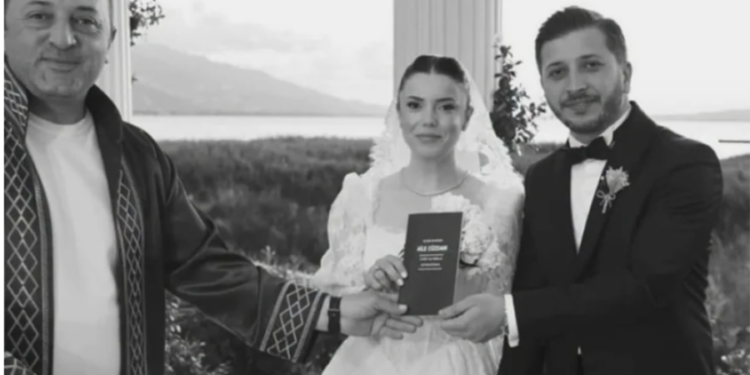 Aile cüzdanını tutan yeni evli çift ve nikah memuru.